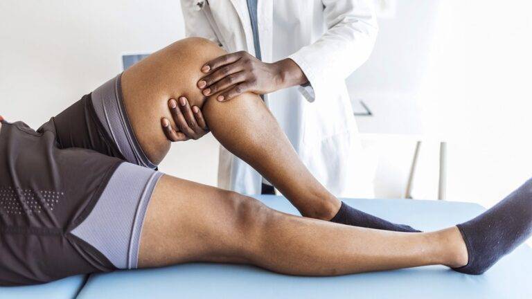 knee pain symptoms and possible causes 1440x810 1