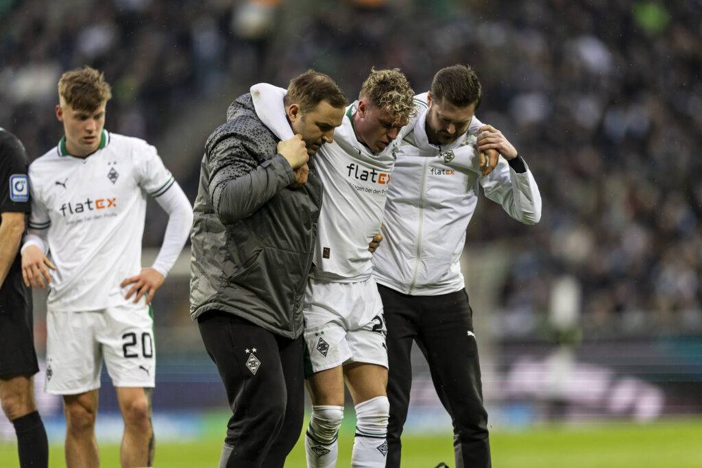 Spieler wird vom Feld getragen Fußball